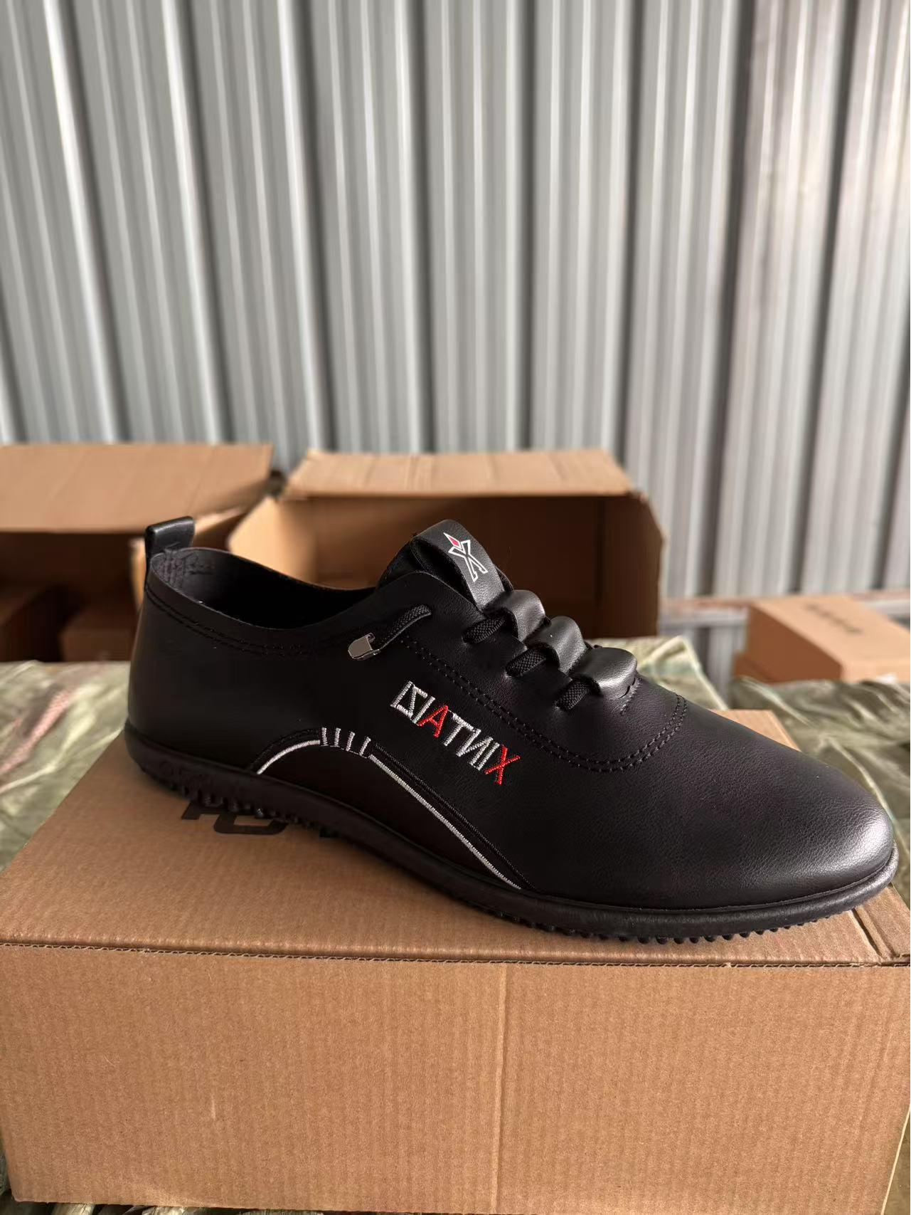 

Мужские туфли-слипоны из белой кожи с мягкой подошвой в корейском стиле — дышащие, модные, удобные 43 чёрный