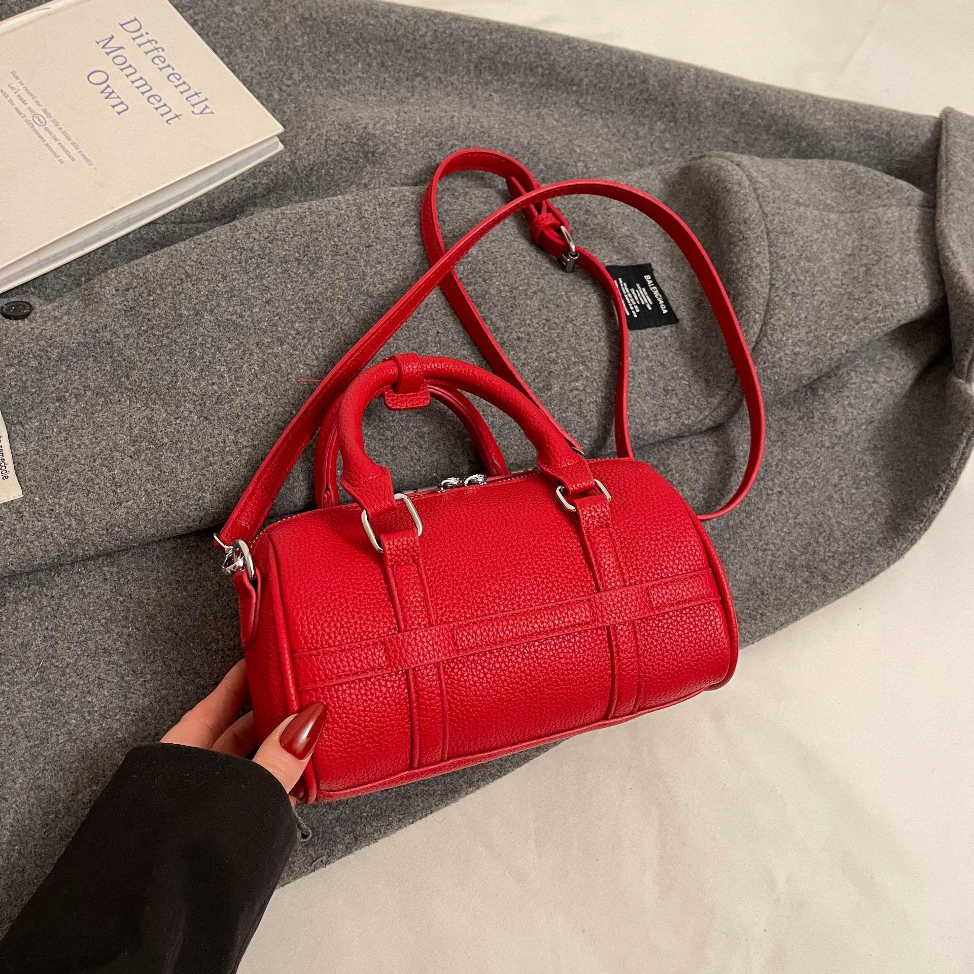 

Модная ручная сумка-боулинг женская 2025 осень новая простая нишевая трендовая деловая сумка из искусственной кожи на плечо через плечо женская сумка красный