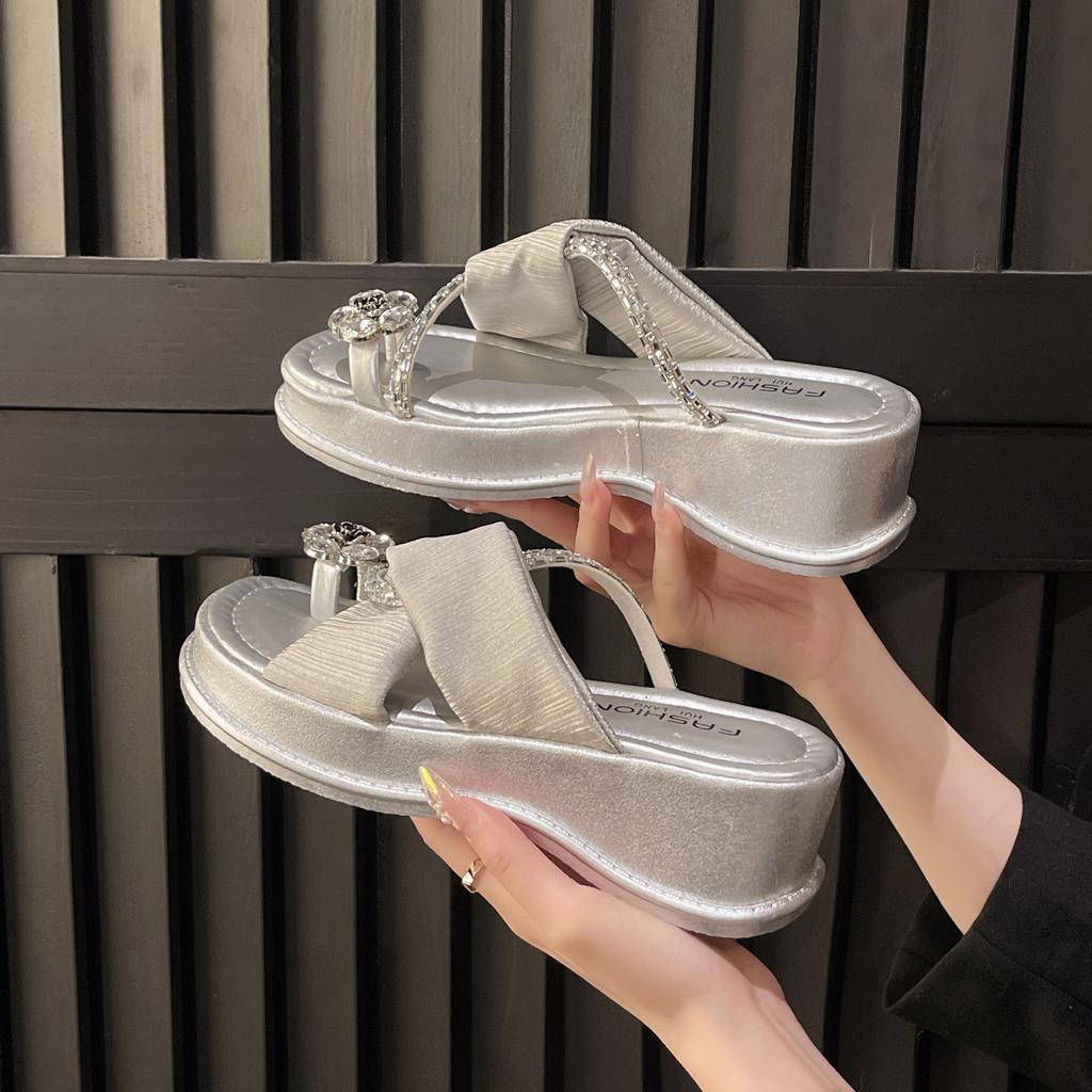 Internet celebrity rhinestone sandals drag women's summer wear exquisite 2025 new thick-soled toe beach shoes casual cool slippers