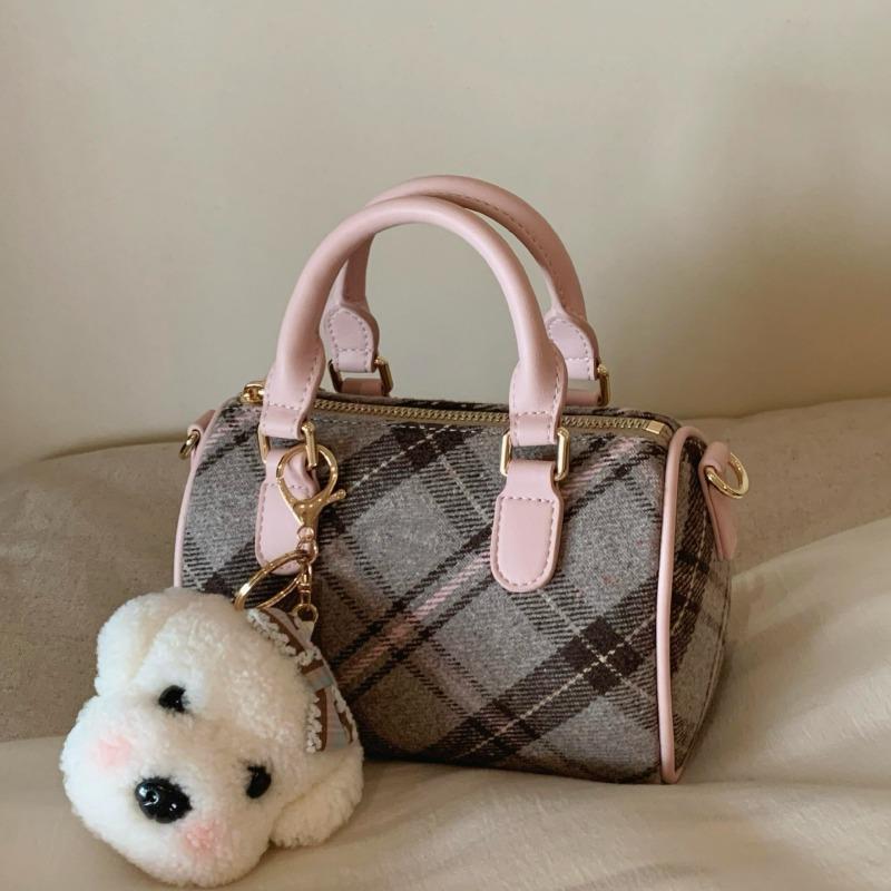 A Minimalist Boston Handbag with A Niche Design, Versatile Small Shoulder Bag, and A Crossbody Bag