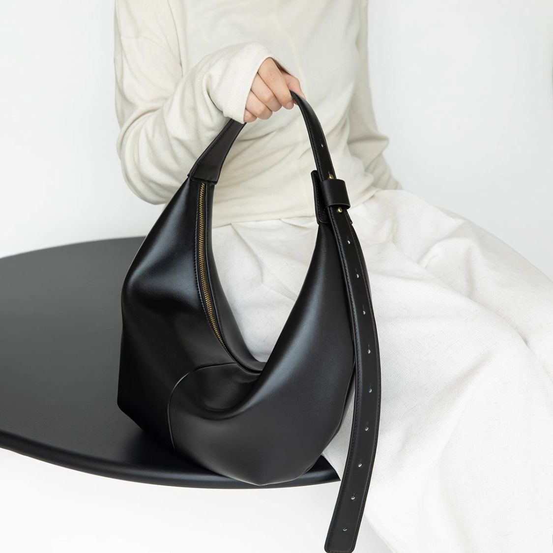 

Fashion Black Simple Tote Bag Women Leather Large Capacity Hobos Shoulder Bag Ladies Harajuku Daily Commuter Crossbody Bags 2025 44x23cm чёрный