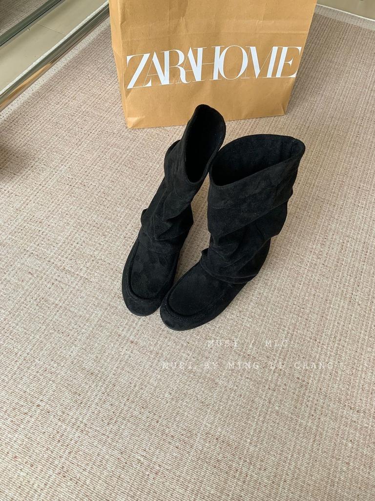 2025 Frühling und Herbst Damen Wildleder Runde Spitze Flacher Boden Temperament Innere Höhenerhöhung 3CM Ein Pedal Stiefel Rauchrohrstiefel