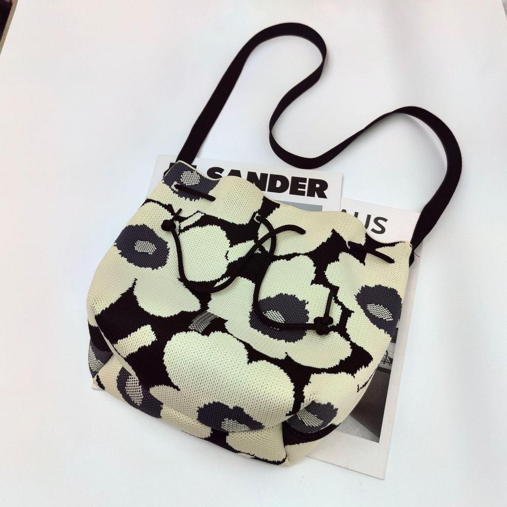 Nowa Dwukolorowa Torba Kwiatowa ze Sznurkiem: Elegancka pleciona torebka damska na ramię w stylu miejskiego szyku