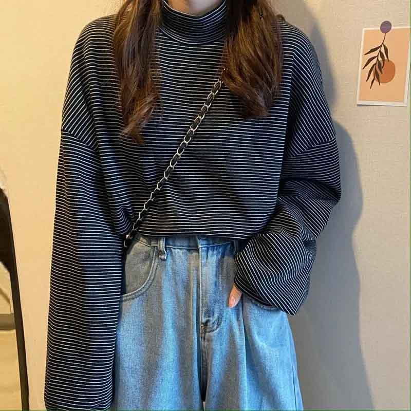 Зимняя женская полосатая футболка с воротником-стойкой — фото 9