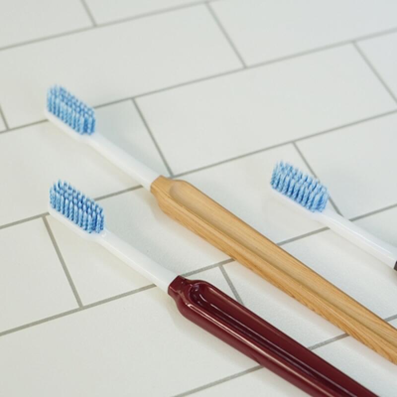Two-tone fine-bristle toothbrush brown
