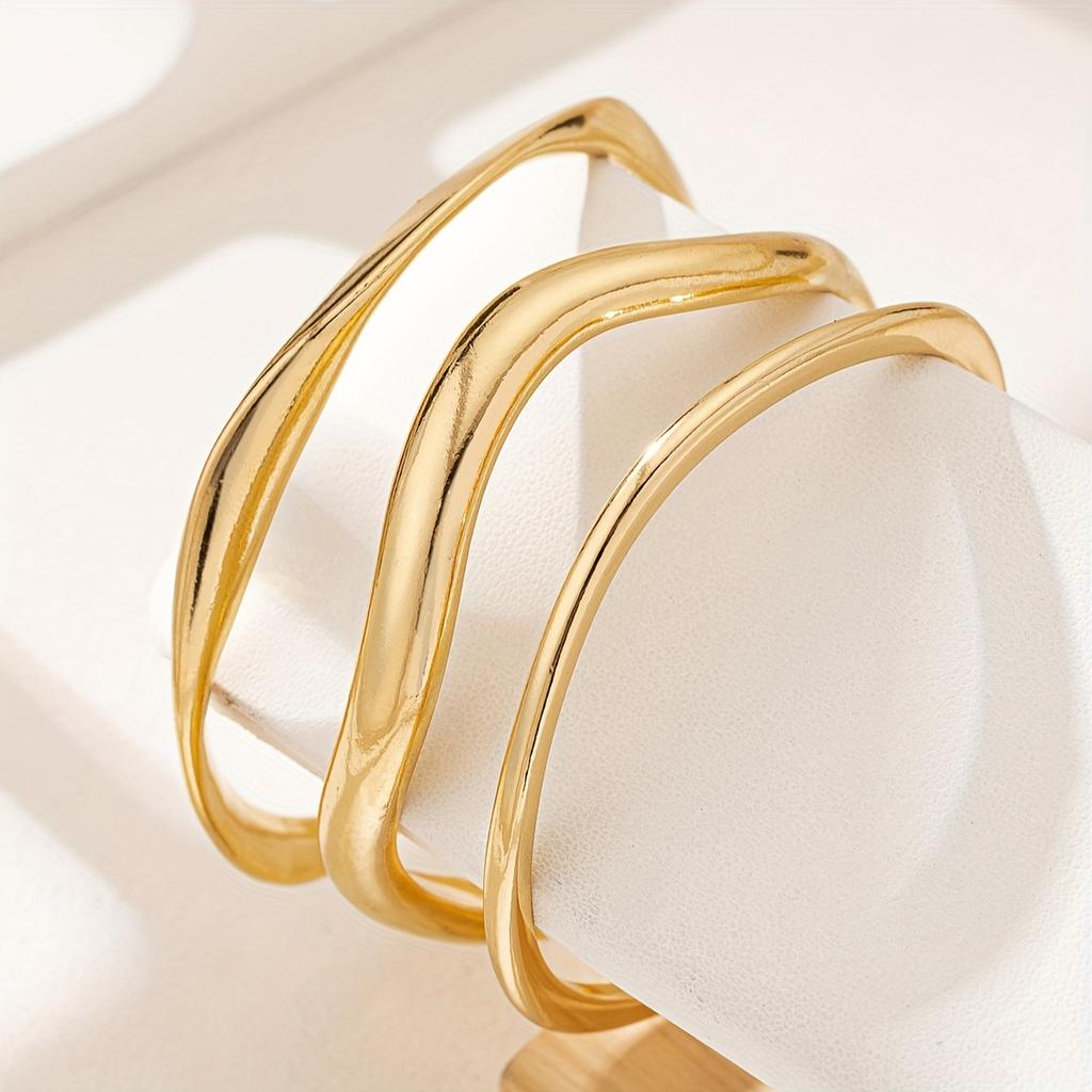 3-piece Women's Chic Geometric Bracelet, with A Retro and Minimalist Style That Catches The Eye. It Is A Casual Outfit Paired with A Divine Artifact