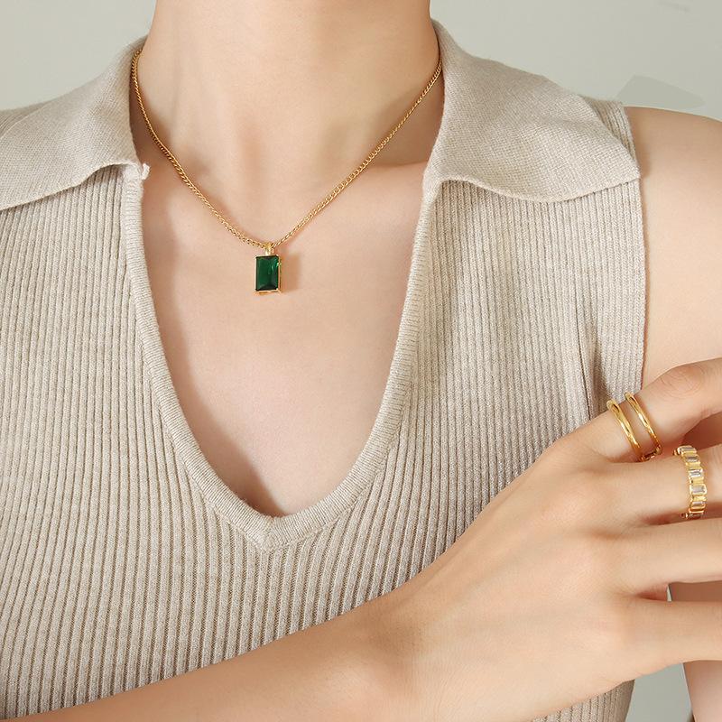 

Нейтральный стиль, гонконгский стиль, мода, не выцветает, изумрудное ожерелье с квадратной подвеской из циркония, титановая сталь, покрытая 18-каратным золотом