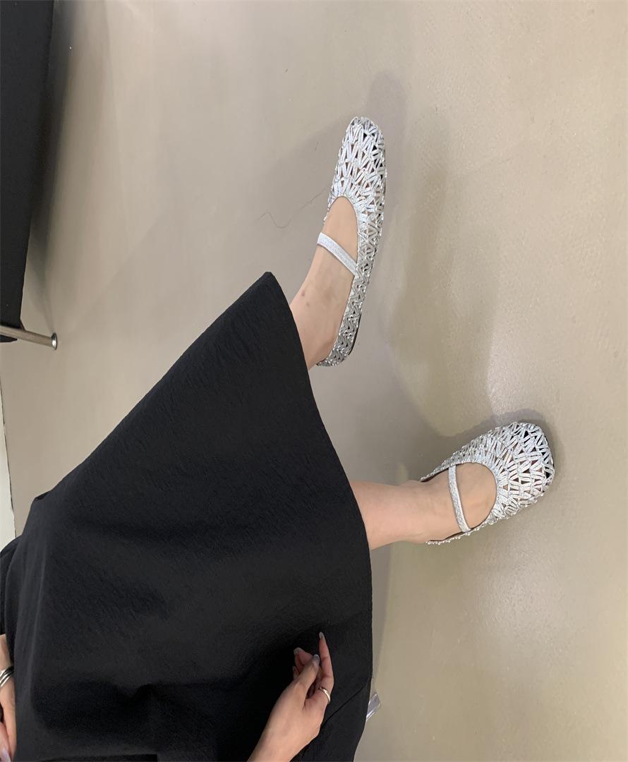 

2025 новые популярные сетчатые туфли балетки с мелким вырезом пряжка на ремешке универсальные полые туфли Мэри Джейн женские туфли корейская версия 39 серебряный