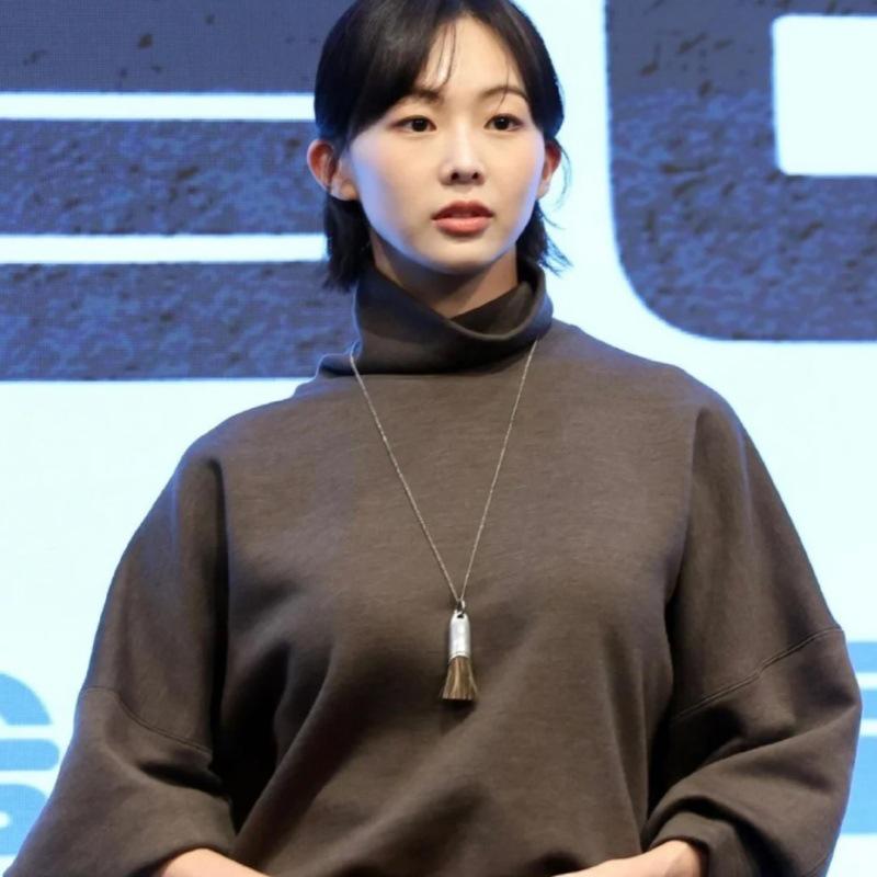 Korean Cha Jingyuan Style Tassel Necklace with Brush Pendant – Elegant, Niche Design, Long Chain for Sweaters