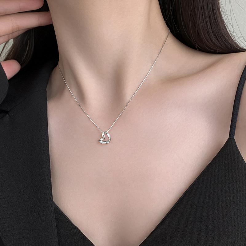 Collier Minsheng Coréen Géométrique Amour: Élégant Pendentif Cœur en Diamant sur une Délicate Chaîne Claviculaire