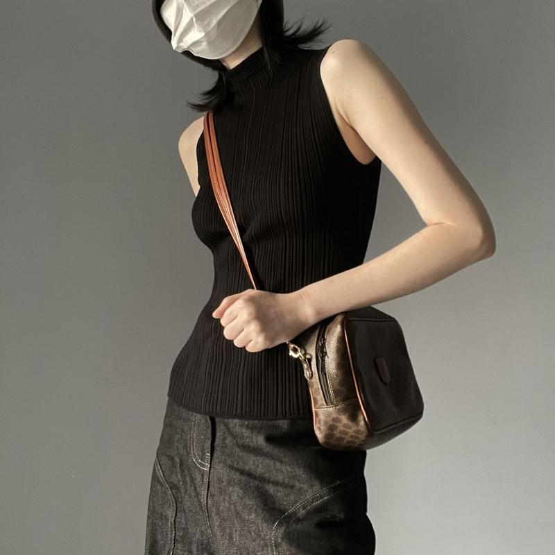 Dámský letní zeštíhlující univerzální pletený top bez rukávů s polopřiléhavým střihem a středně vysokým výstřihem