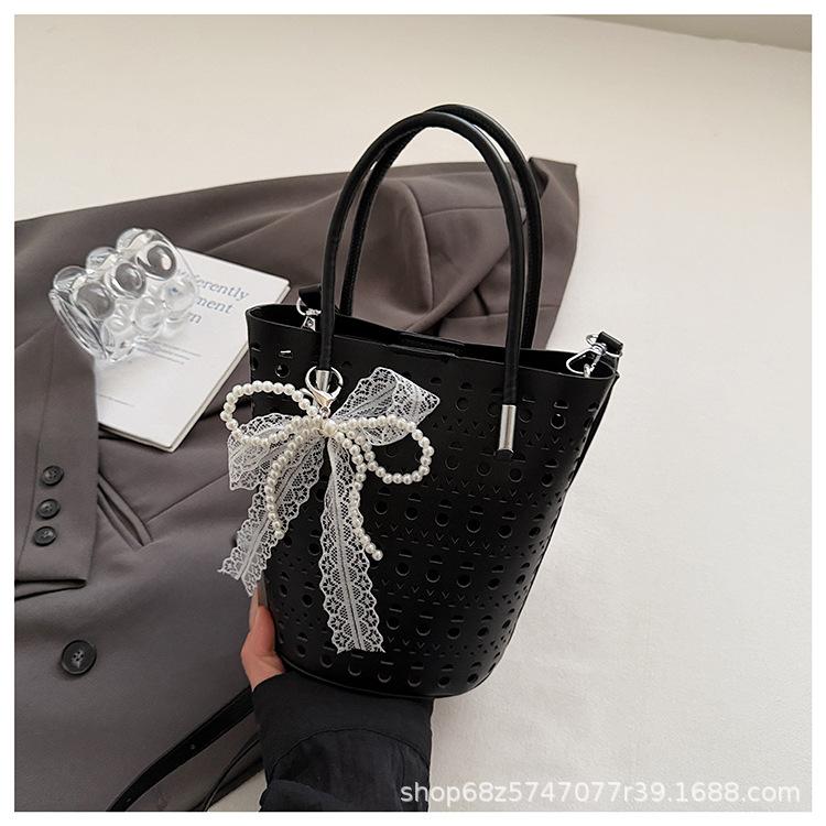 

Bags Portable vegetable baskets Bucket bags 2025 new hollow shoulder mother and child bags Fashion commuter messenger bags чёрный