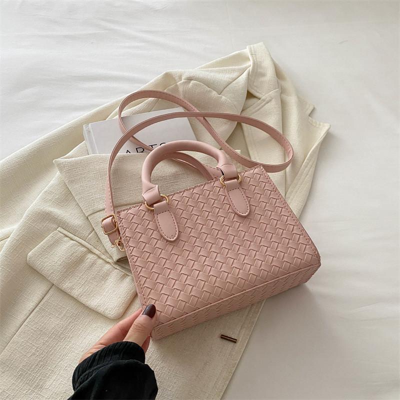 Stylish Retro Large Capacity Woven Shoulder Bag For Women With Zipper Closure