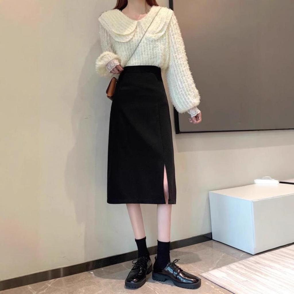 Damen High-End Schwarzer Midi-Rock: Drapierendes, schlankmachendes Bleistift-Design mit hohem Bund und Schlitz für Herbst/Winter 2025.