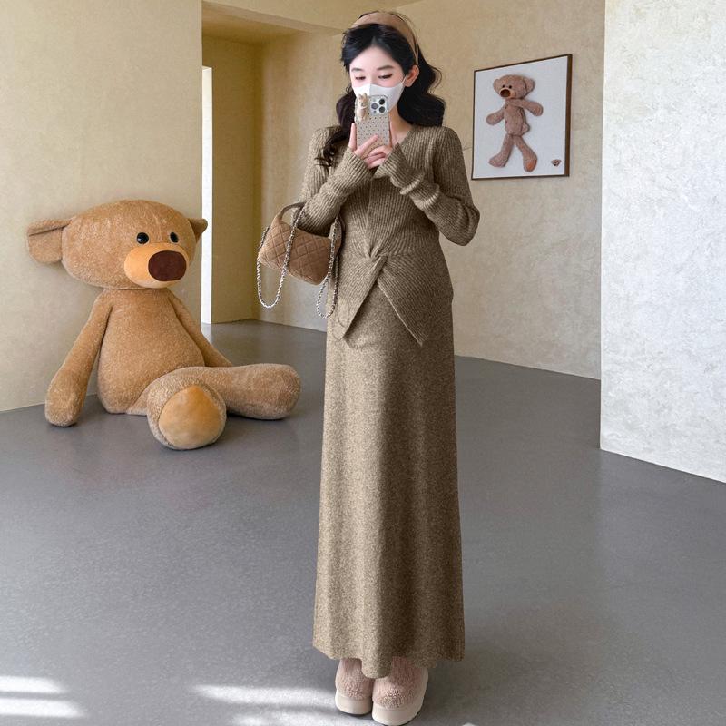 Elegant Maternity Knitwear: Two-Piece Top and Skirt Set for Autumn and Winter M