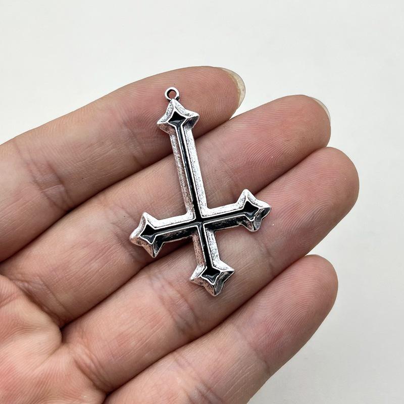 

Ожерелье с подвеской в виде перевернутого креста с капающим красным маслом - ювелирные изделия из сплава своими руками