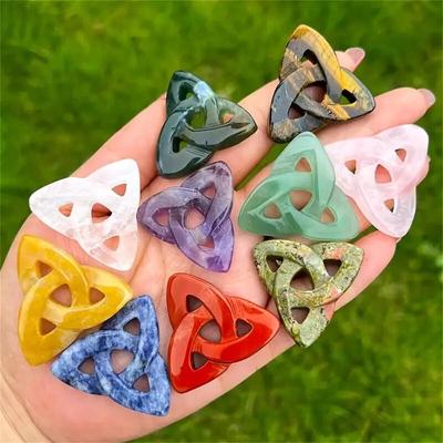Ornamento de pedra natural Lrish Knot Healing Cavring Tumble 1 polegada
