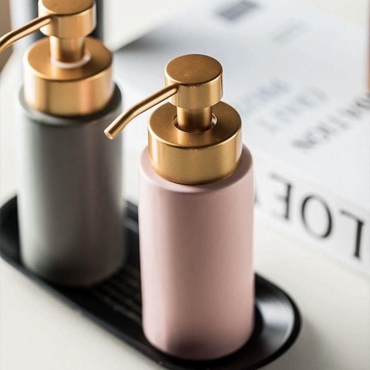 Kreative zylindrische Keramik-Lotionflasche Hotel-Badezimmer Tragbare Shampoo-Flasche Goldener Pressseifenspender Badezimmerzubehör