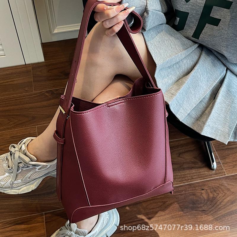 This Year's Popular Bag Bucket Bag Women's 2025 New Commuter Fashion Shoulder Bag Retro Versatile Casual Messenger Bag