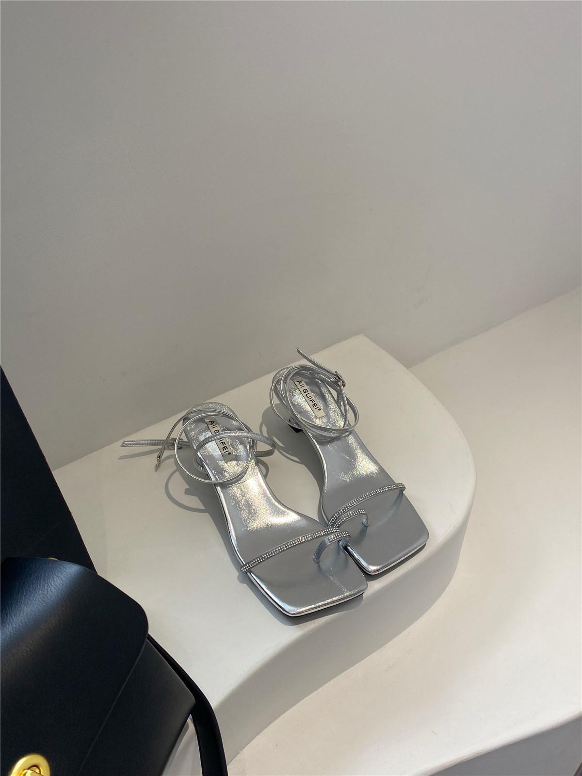 

1252-3~ Лето 2025 Новые сандалии с квадратным носком во французском стиле феи, с темпераментом, на высоком каблуке, женские 40 серебряный