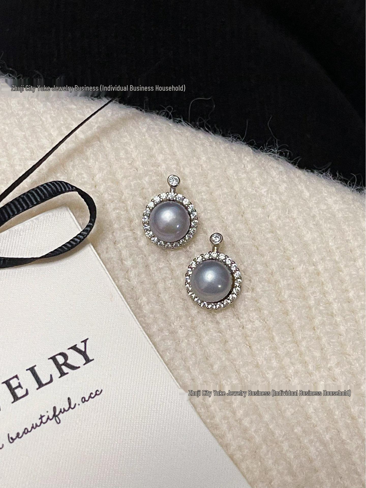 White & Gray Freshwater Pearl Cubic Zirconia Stud Earrings (8-9mm) – High Gloss Finish 8-9mm (Finished Stud Earrings) серый