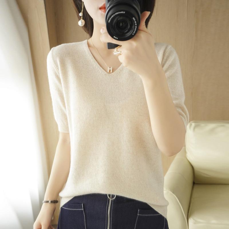 Women's Early Spring V-Neck Knit Short-Sleeve Solid Top - Age-Reducing, Simple, and Elegant Design