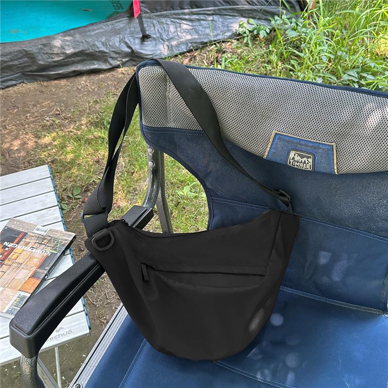 Borsa a tracolla minimalista con tracolla regolabile e tasca anteriore con zip