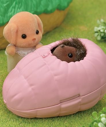 Sylvanian Families 5453 Baby Hedgehog & Cradle Basket Set