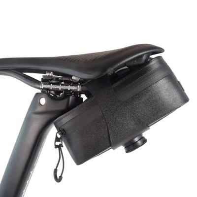 HOUSON Sacoche de Selle de Vélo Imperméable avec Libération Rapide | Sacoche de Selle en TPU 0,5 L | Bouton Rotatif | Support pour Feu Arrière | pour VTT/Vélos de Route (82x57x147mm)