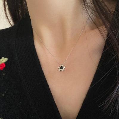 Niche Elegant Flower Pendant Necklace for Women In Cool, Simple Style