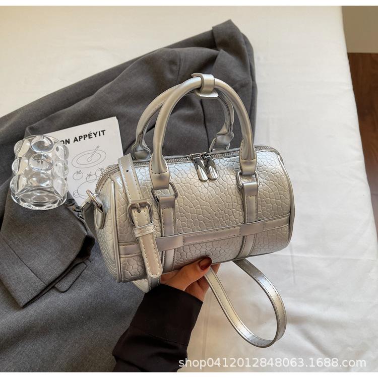 

Корейская версия простой сумки-подушки летняя ручная сумка женская 2025 новый модный дизайн текстурная наплечная сумка-мессенджер