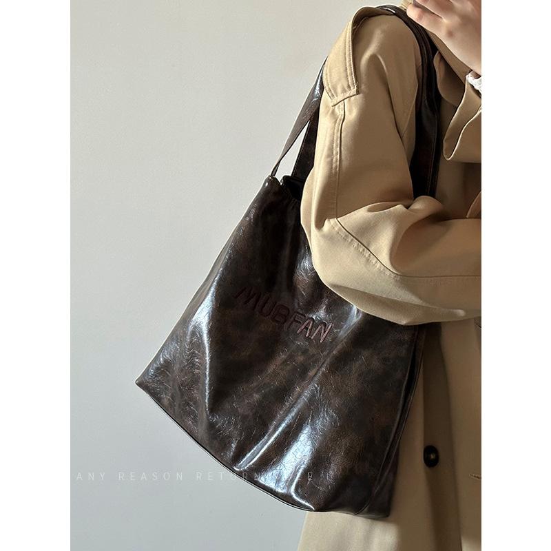 

Сумка женская 2024 года, новая осенне-зимняя сумка-тоут в стиле ретро большой вместимости, универсальная трендовая сумка через плечо, переносная подмышечная сумка