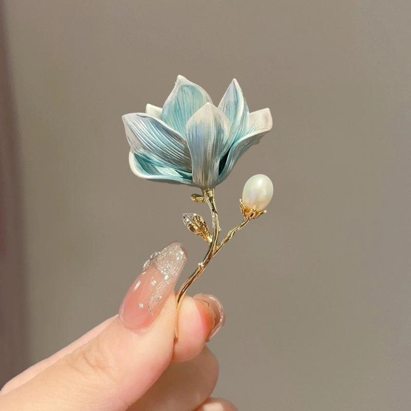 Elegante und zarte Magnolienblütenbrosche, hochwertige und modische Brosche mit einem Hauch von Raffinesse