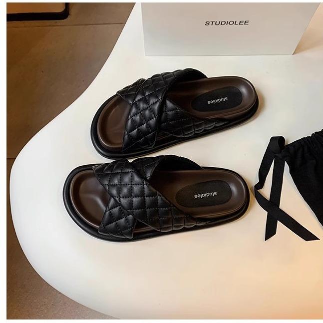 

Grape mother, the same 2025 summer new soft waxy rhombus cross belt flat bottom color matching outer slippers women s leather 40