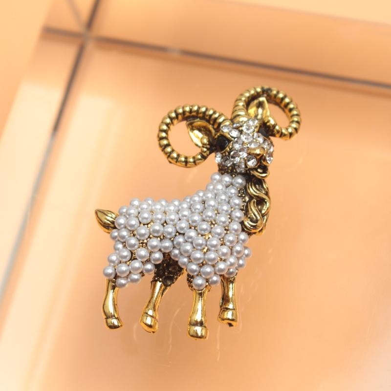 Vintage Fashion Design Goat Brooch Cute Animal Brooch Clothing Accessories for Holiday Gifts