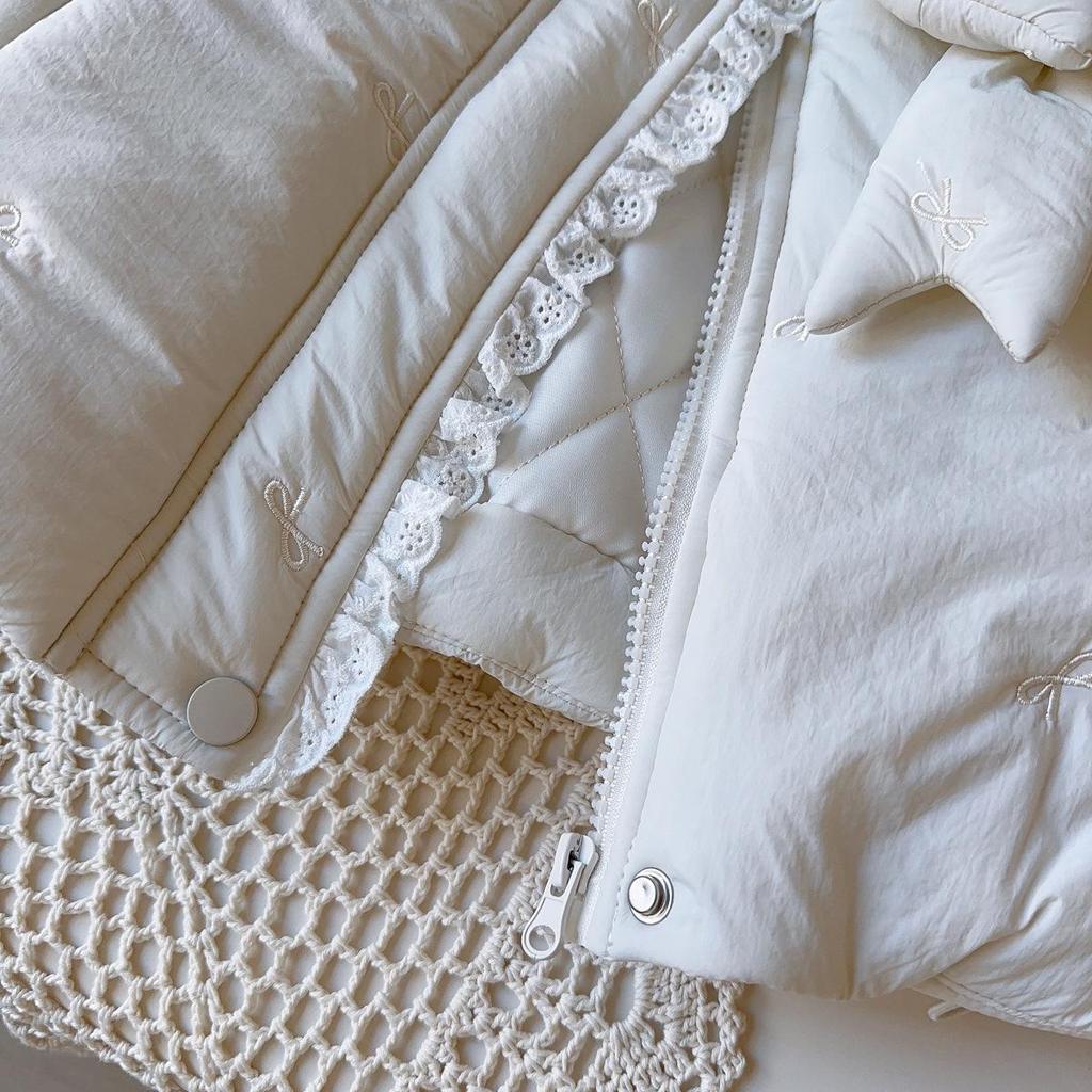 Wintermantel für Mädchen mit Schleife: Stilvolle, warme Baumwolljacke mit langen Ärmeln und Spitzenbesatz