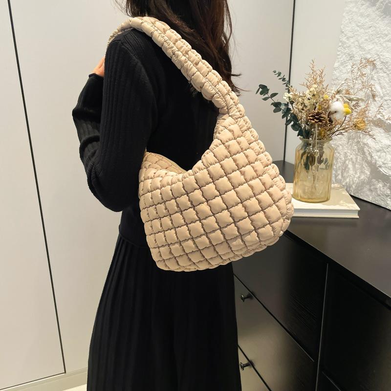 

Fashion pleated cloud bag 2025 new casual bubble down bag shoulder messenger bag underarm dumpling bag 27.5*9.5*27 хаки