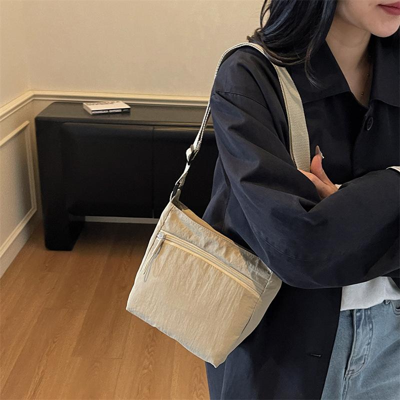 Solid color simple shoulder messenger bag women's casual lightweight portable small square bag large capacity simple denim tote bag