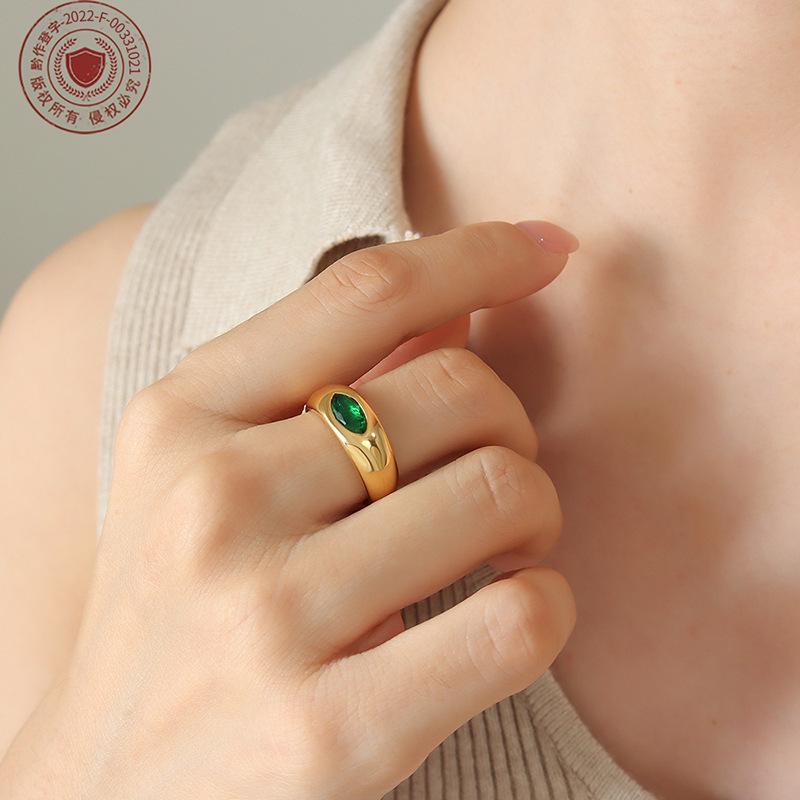 Hong Kong Retro Hepburn Style Emerald Zircon Ring