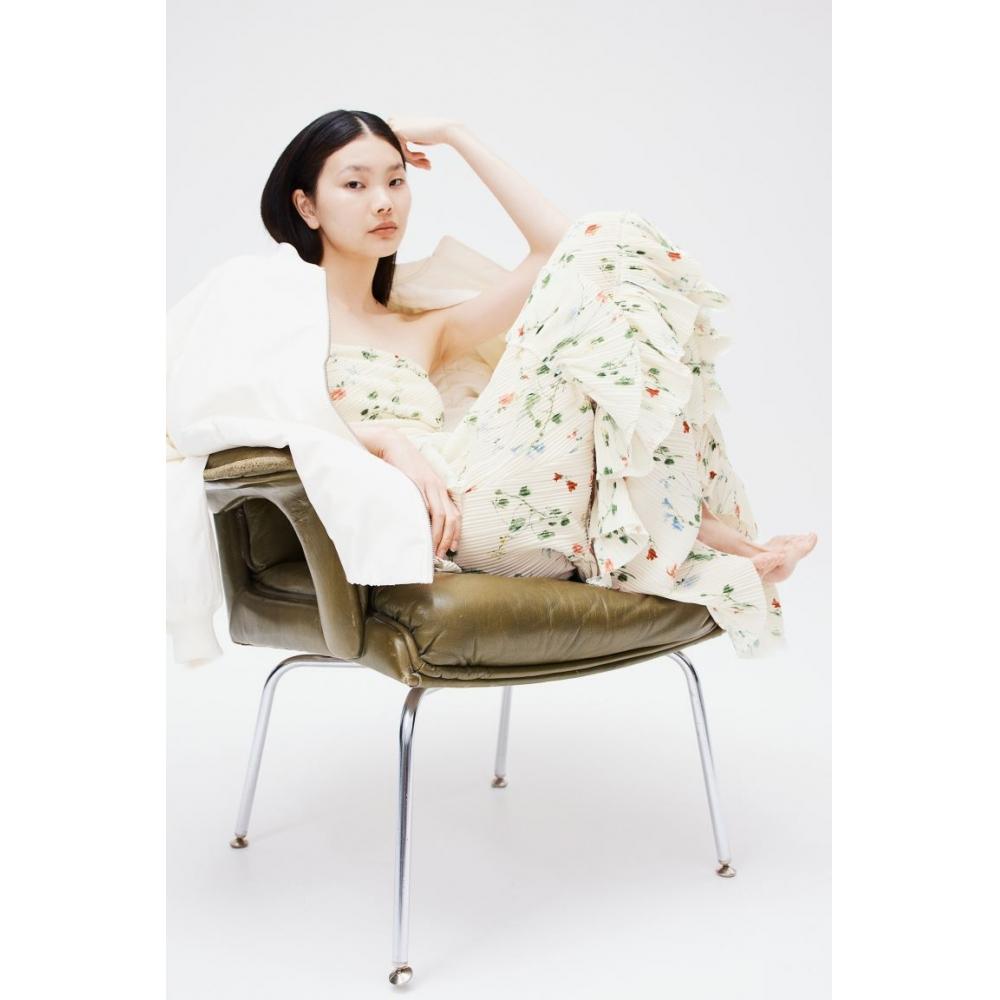 

Платье без бретелек HM с рюшами, белое с цветочным принтом