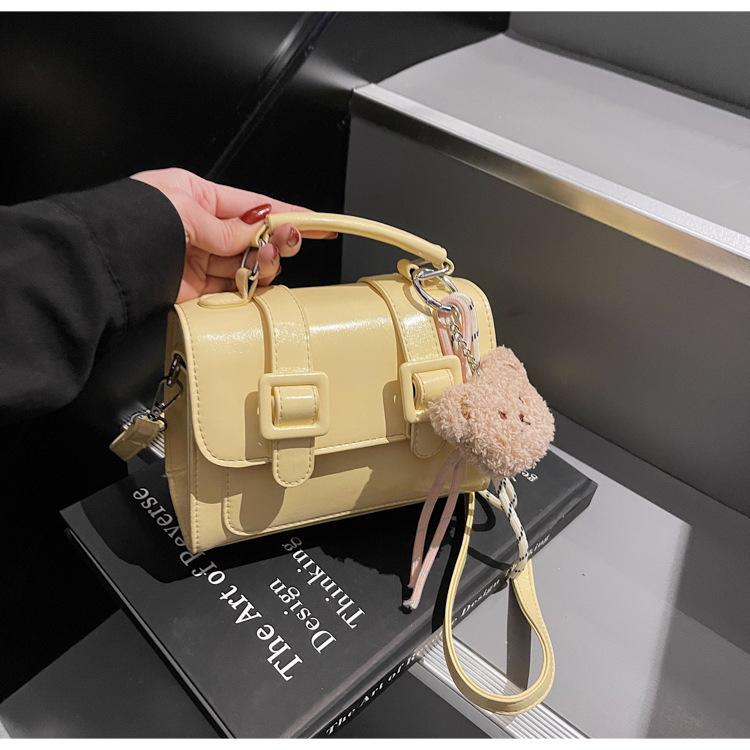 

Популярная в этом году модная портативная маленькая сумка женская 2025 весна и лето новая сумка Кембридж корейская версия универсальная на плечо сумка-мессенджер жёлтый