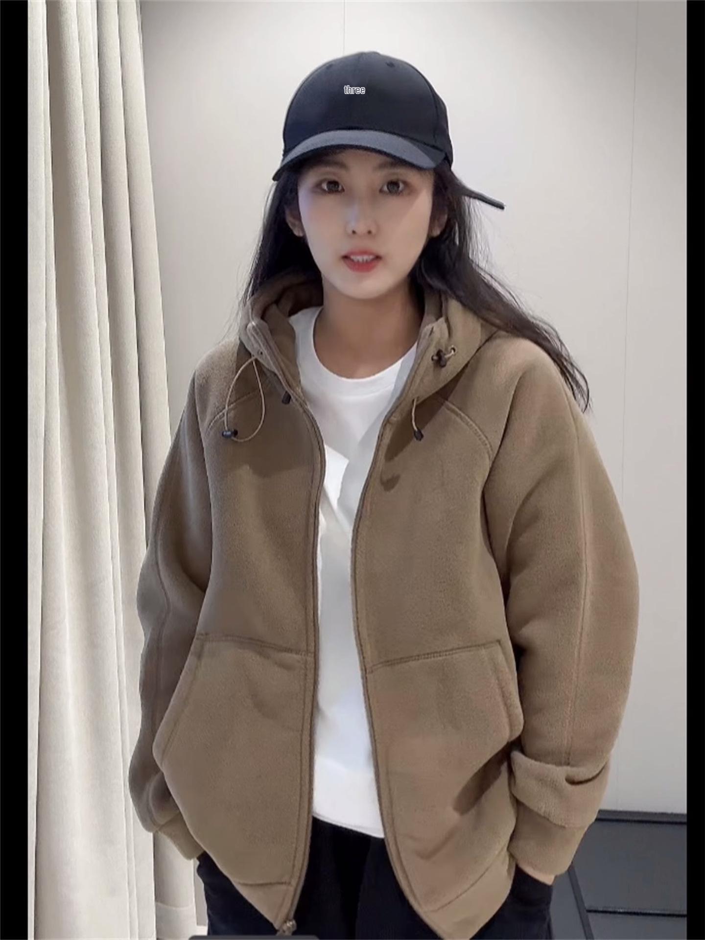 Получите выгодное предложение с этой плотной флисовой курткой с капюшоном на осень/зиму! Оставайтесь в тепле и будьте в тренде в этом унисекс, утепленном свитшоте. M