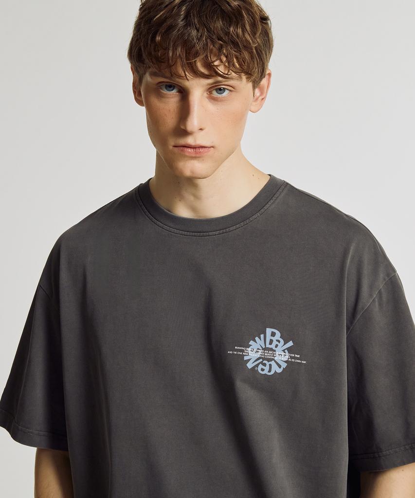 Nyuballanseu Nbneg3A113 / Uni Archive Pace Circle Short Sleeve T-Shirt (Charcoal)