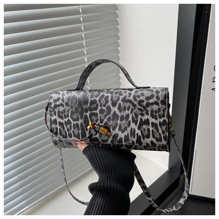 

High-end foreign style leopard print underarm bag women s 2025 new fashion European and American retro commuting oblique span small square bag чёрный