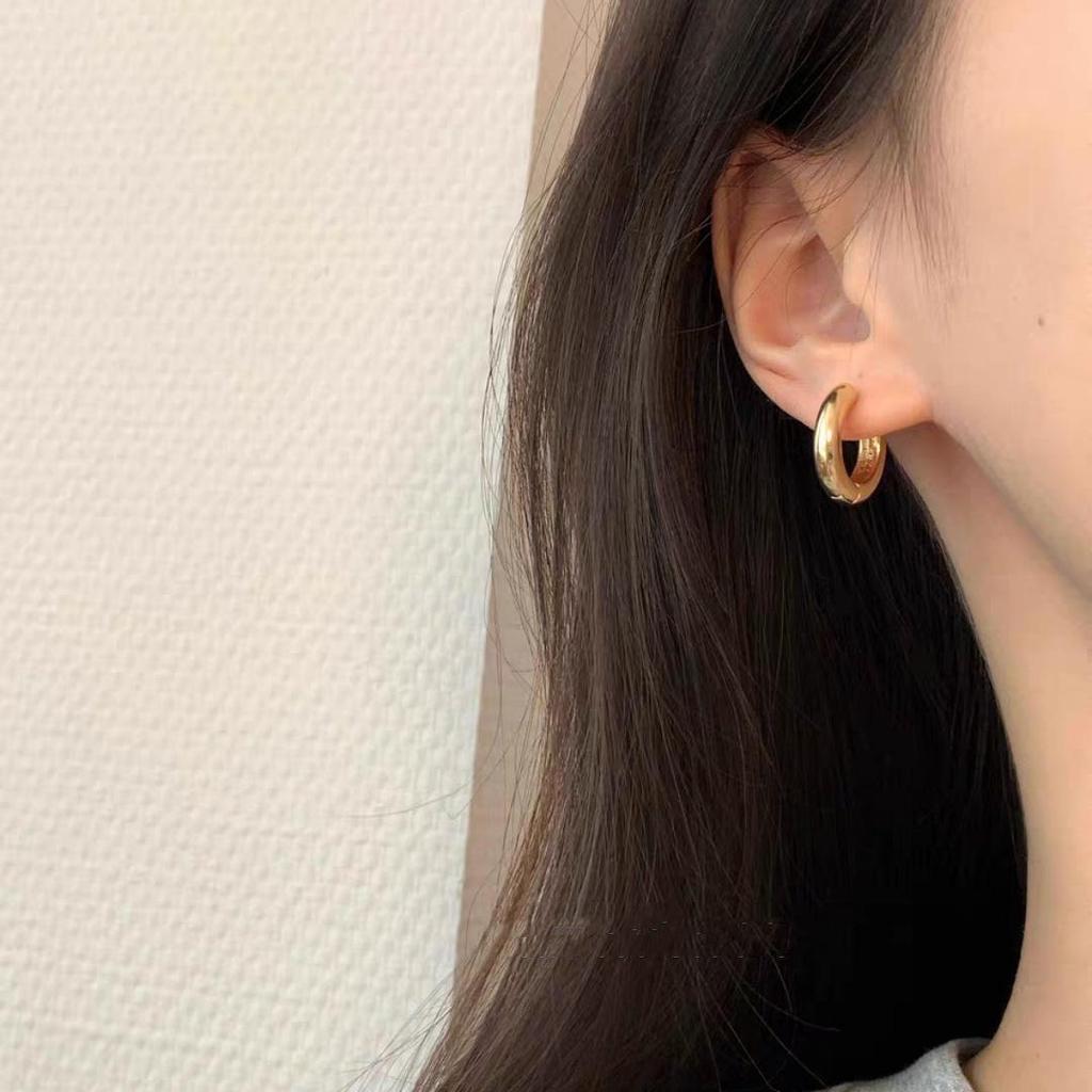Trendy Minimalist Ear Clip Earrings: European & American Cold Style, Versatile Thick Hoops for Women & Couples