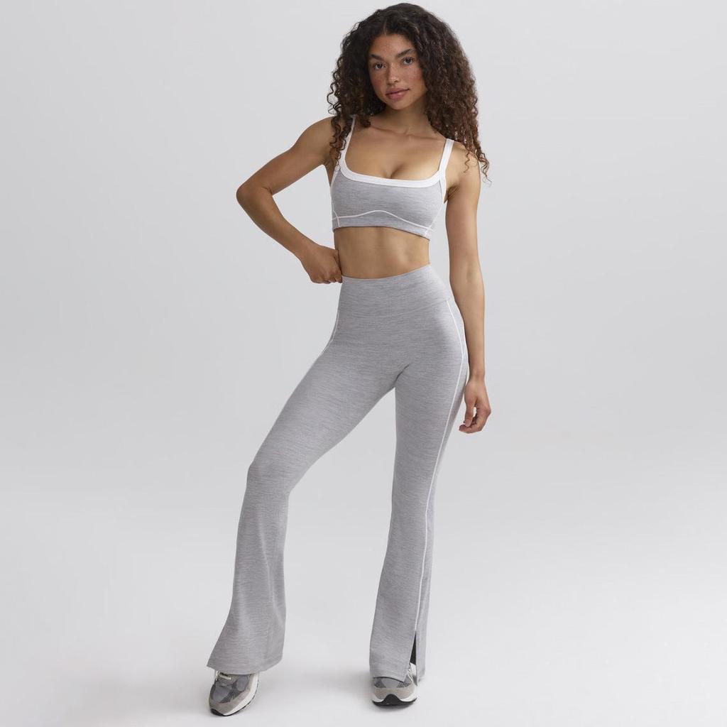Yoga-Set in Kontrastfarbe: Hochelastischer Sport-BH und ausgestellte Hose mit Hüftlifting
