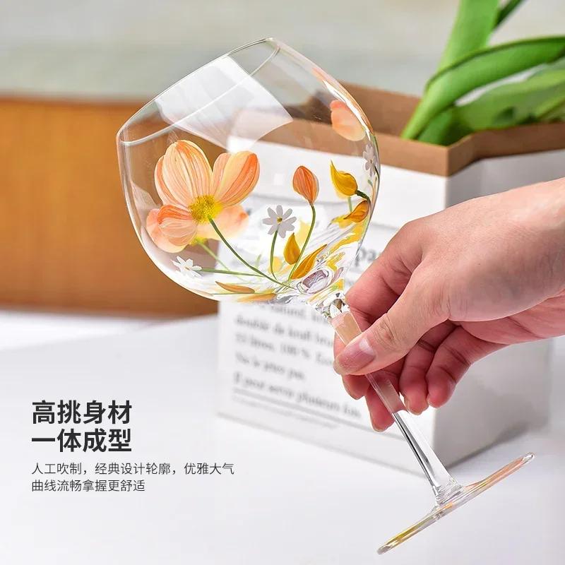 1 Stück Rotweinglas mit hohem Fuß Ein Kristallweinglas mit handgezeichneten floralen Mustern Ein transparentes und exquisites Weinglas