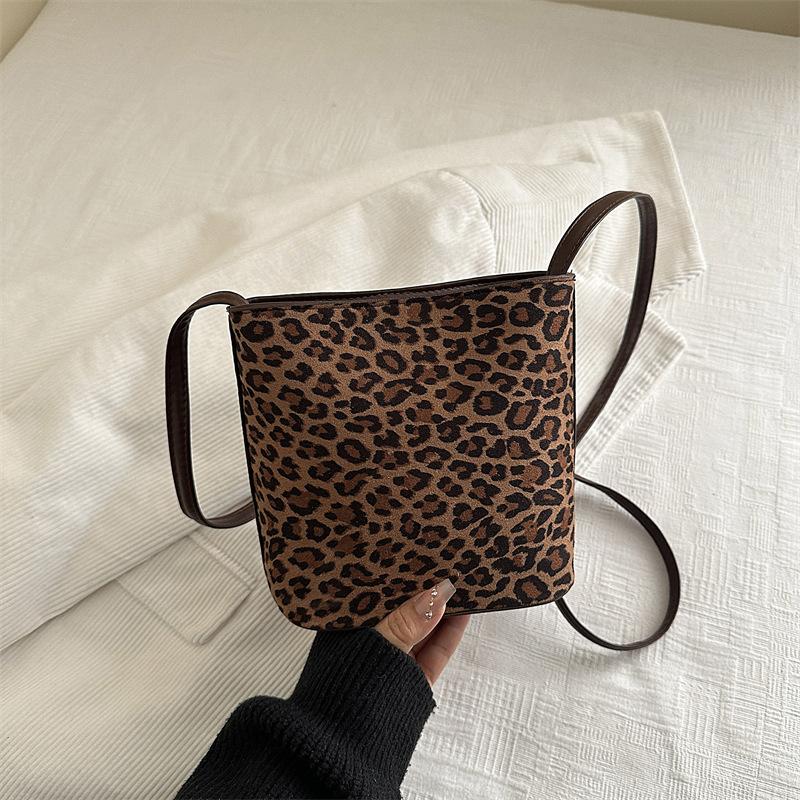 

Autumn niche retro suede leopard print bag women s new fashion underarm bag simple large-capacity bag
