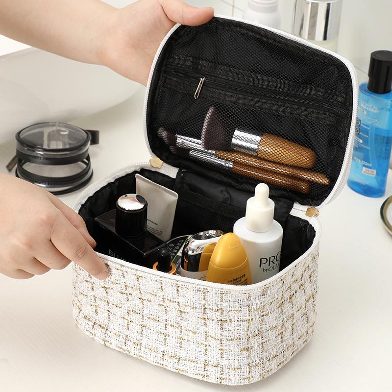 Trendy Large-Capacity Makeup Bag: Portable, High-End Travel Cosmetic Organizer