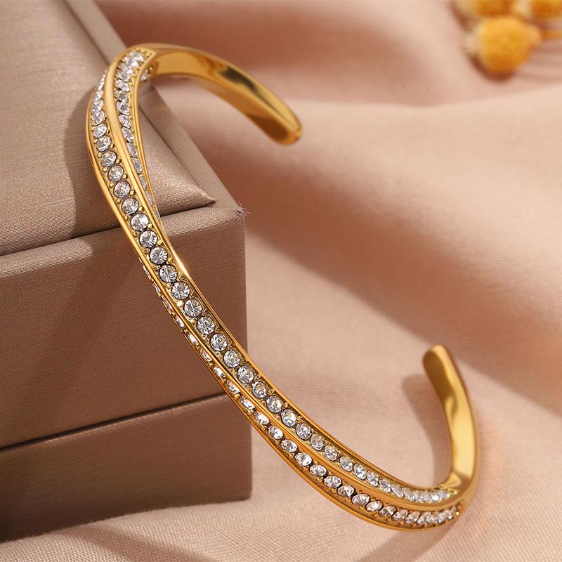Hot-selling titanium steel bracelet, girls' high-end sense of fashion, popular light luxury in Europe and the United States, Gypsy star love diamond